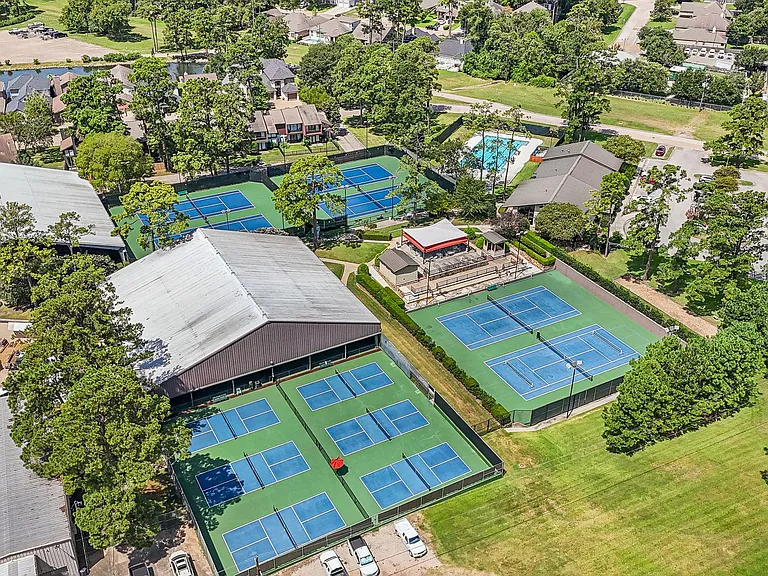 ROOKWOOD GOLF APARTMENTS — Photo 4