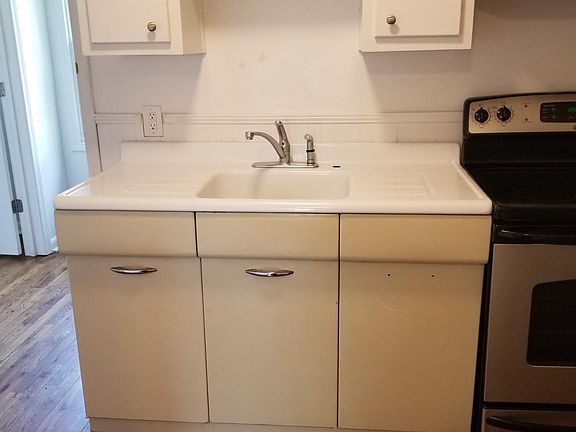 4th image of 104 E Cherry St