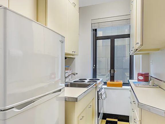 5th image of 25 W 54th St #4E