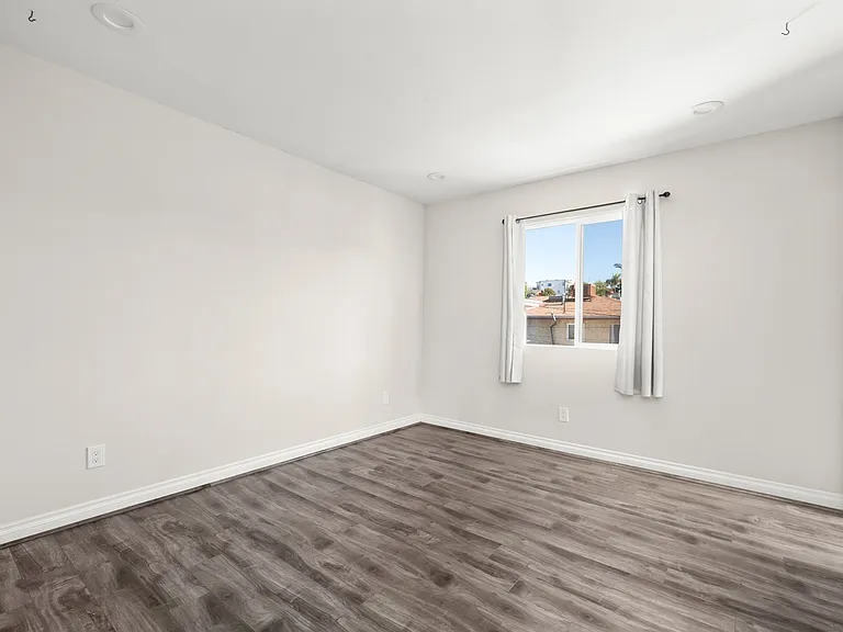 4818 1/2 Saturn St — Photo 12
