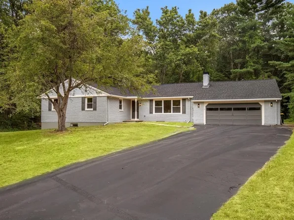 21 Country Club Dr, Franklin, MA 02038