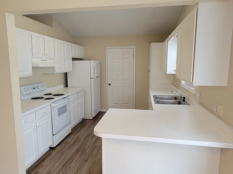 1802 Barberry Dr — Photo 4