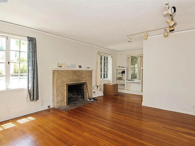 555 Hawthorne Ave — Photo 3