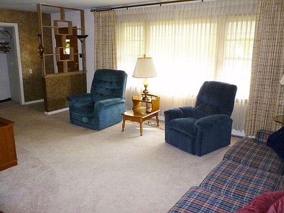 3rd image of 608 White Oak Dr