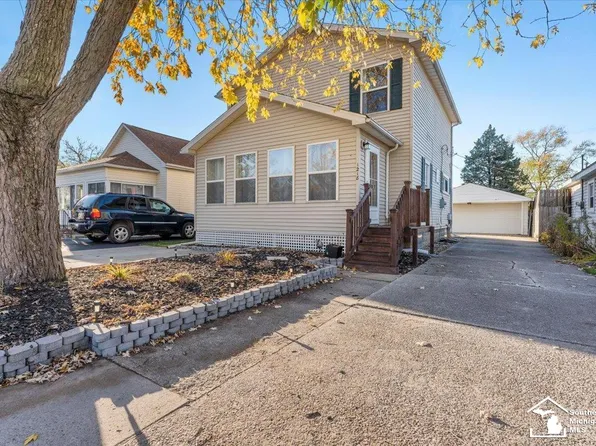 1218 Vineyard Dr, Monroe, MI 48161