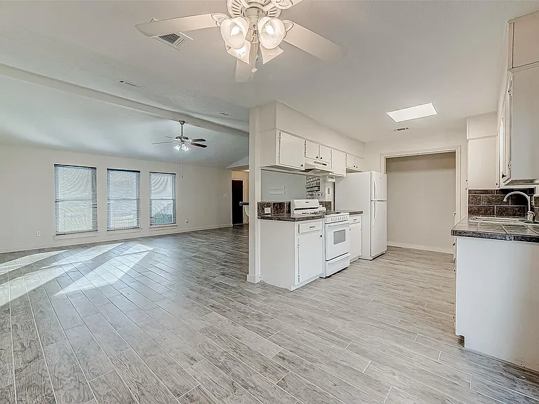 610 Bienville Ln — Photo 7