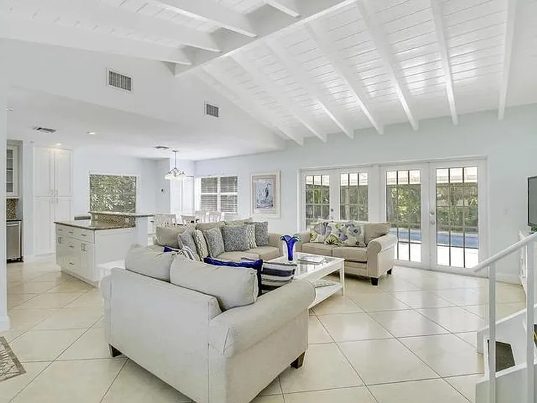 1310 Manor Dr — Photo 7