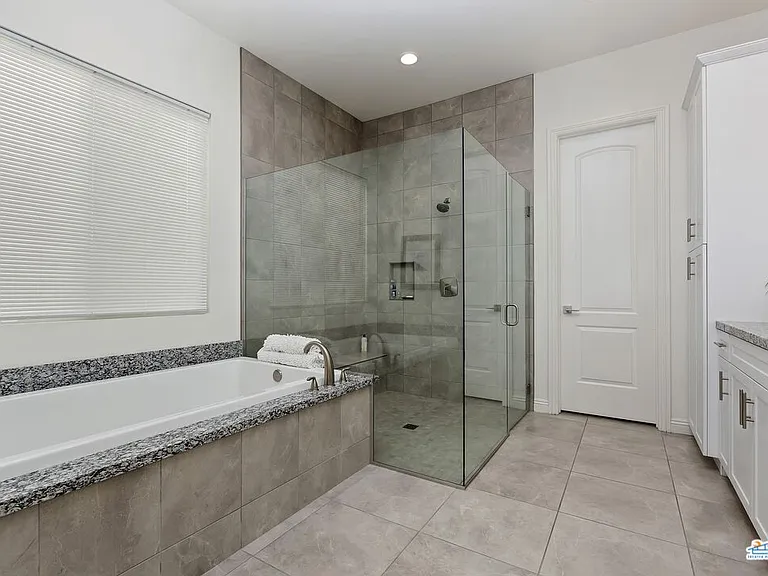 50888 Cereza — Photo 27