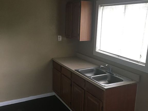 4th image of 411 N Hackberry