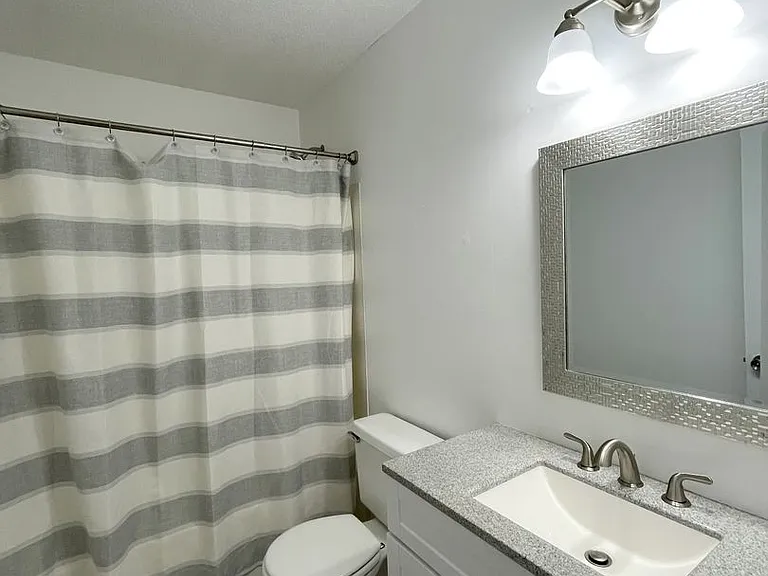 308 Woodrow St E #F — Photo 13