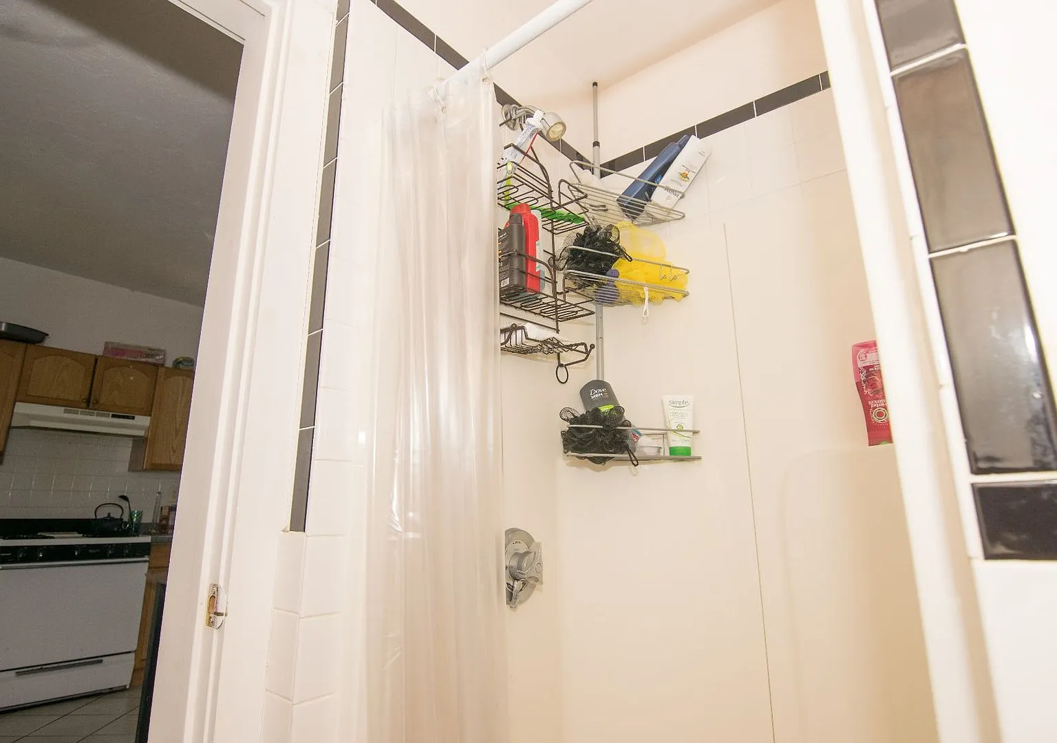 No brokers Fee, Large Unit in Lower Allston. Eat-in Kitchen, Big Bedrooms, Easy Street Parking — Photo 4