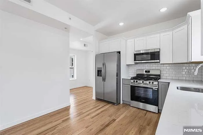 3 bed, 2.0 bath, 1050 sqft, $2,650 — Photo 2
