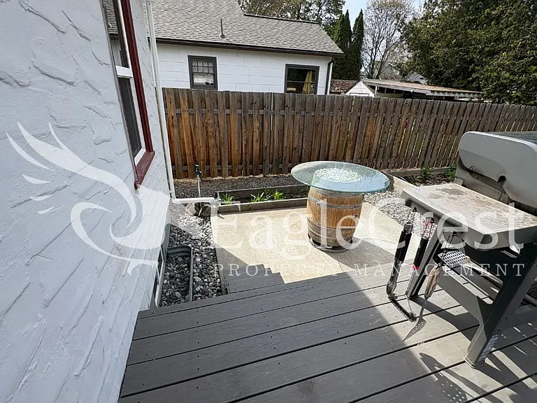 1031 N Clinton St — Photo 4