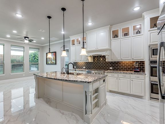 4th image of 15233 Fountain Ln