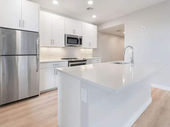 157 Chestnut St #305, Chelsea, MA 02150