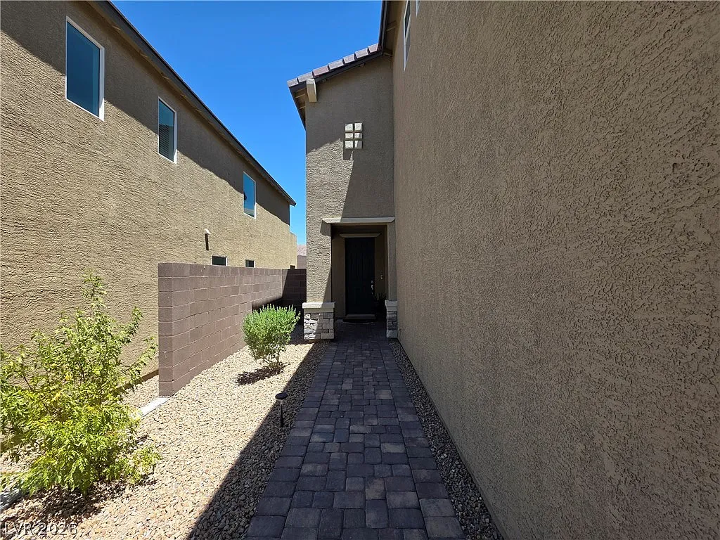 5 bed, 3.5 bath, 2642 sqft, $2,600 — Photo 3