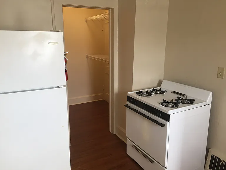 1152 E Elm St — Photo 3