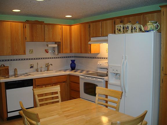 Kitchen w/ tile counters (fridge stays)