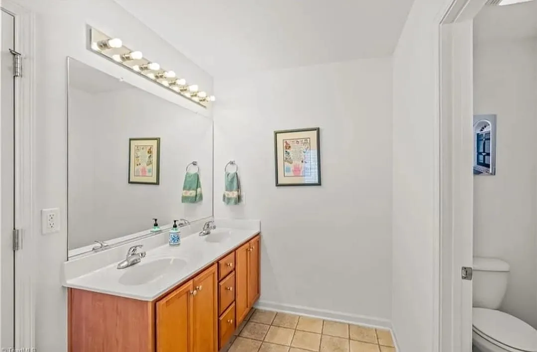 3 bed, 2.5 bath, 2048 sqft, $2,000 — Photo 3
