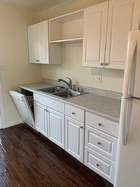 1st image of 300 Glenn Dr APT A