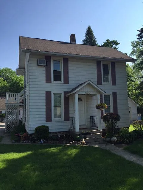 230 W Main St photo 1