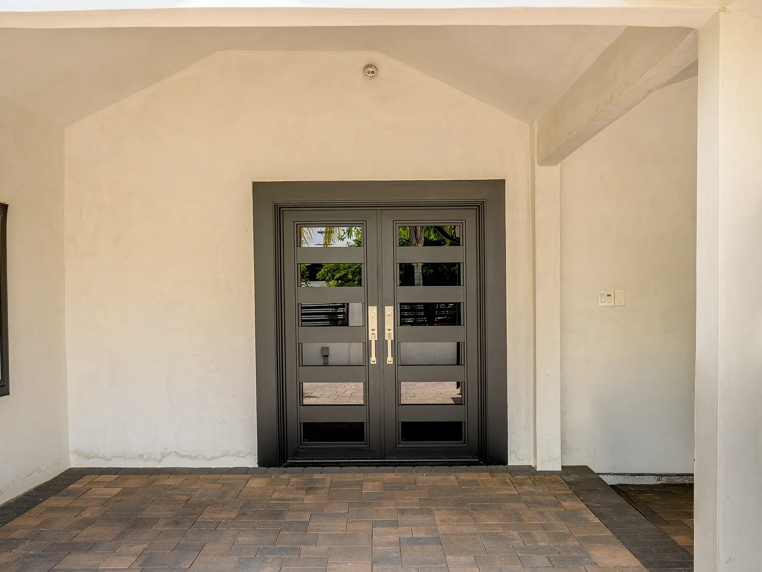 5 bed, 3.5 bath, 2680 sqft, $6,450 — Photo 2