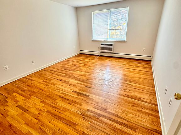 5th image of 711 Farmington Ave APT B5