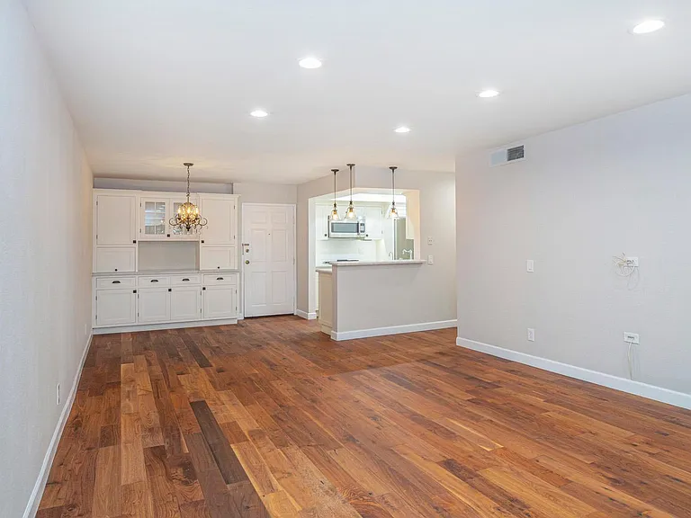 460 Oak St — Photo 6