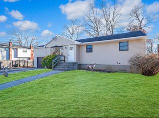 260 W 5th St, West Islip, NY 11795