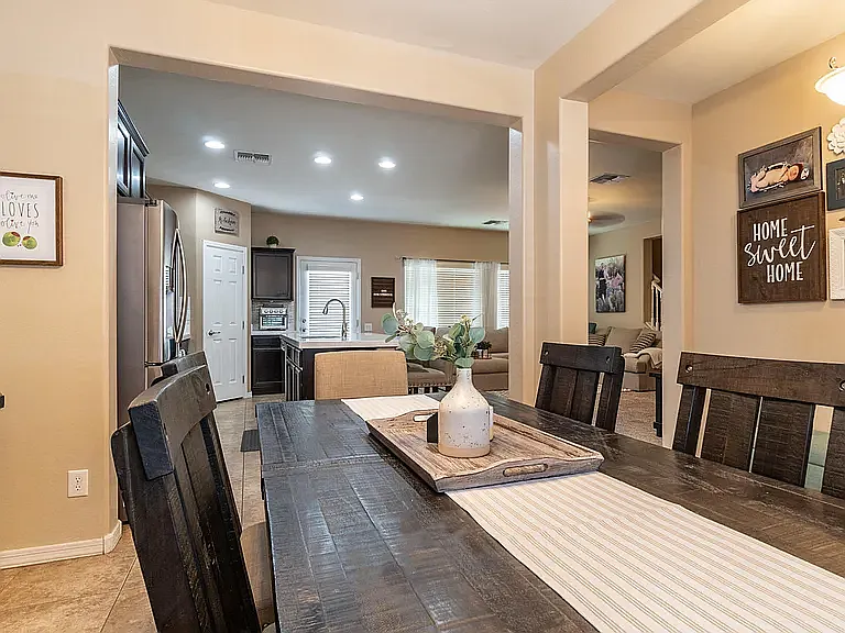 3 bed, 1902 sqft, $2,350 — Photo 3