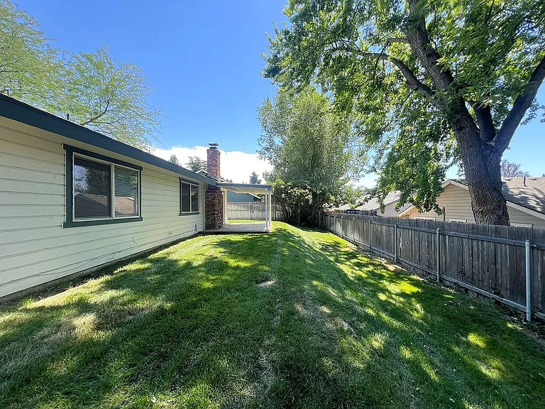 737 N Beachwood St — Photo 36