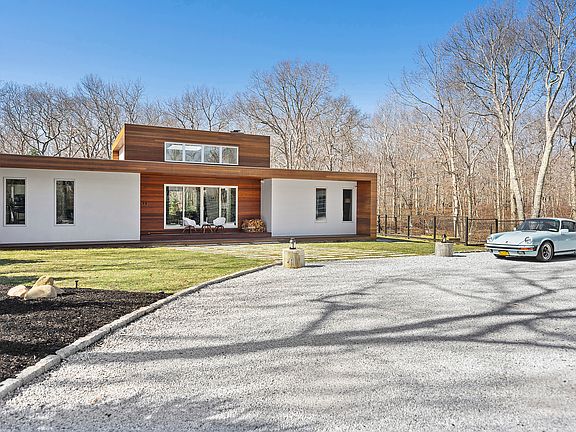 3rd image of 6 Sand Hill Ln