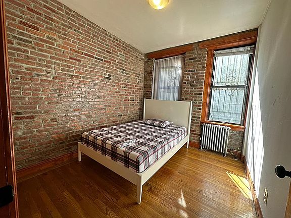 5th image of 424 E 13th St APT 2