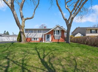 516 E Turner Ave, Roselle, IL 60172