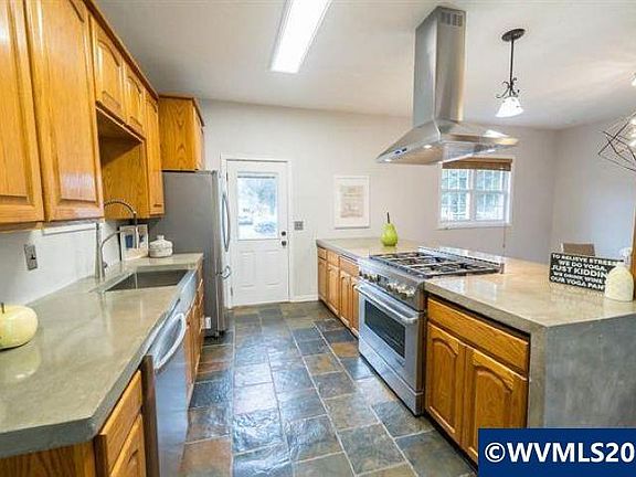 3rd image of 483 SE Hazel St