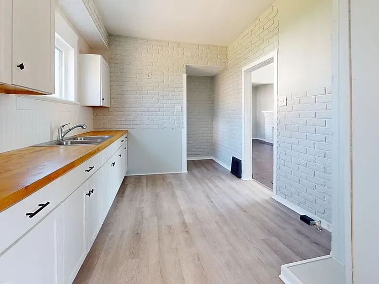 1117 Arlington Ave SW — Photo 2