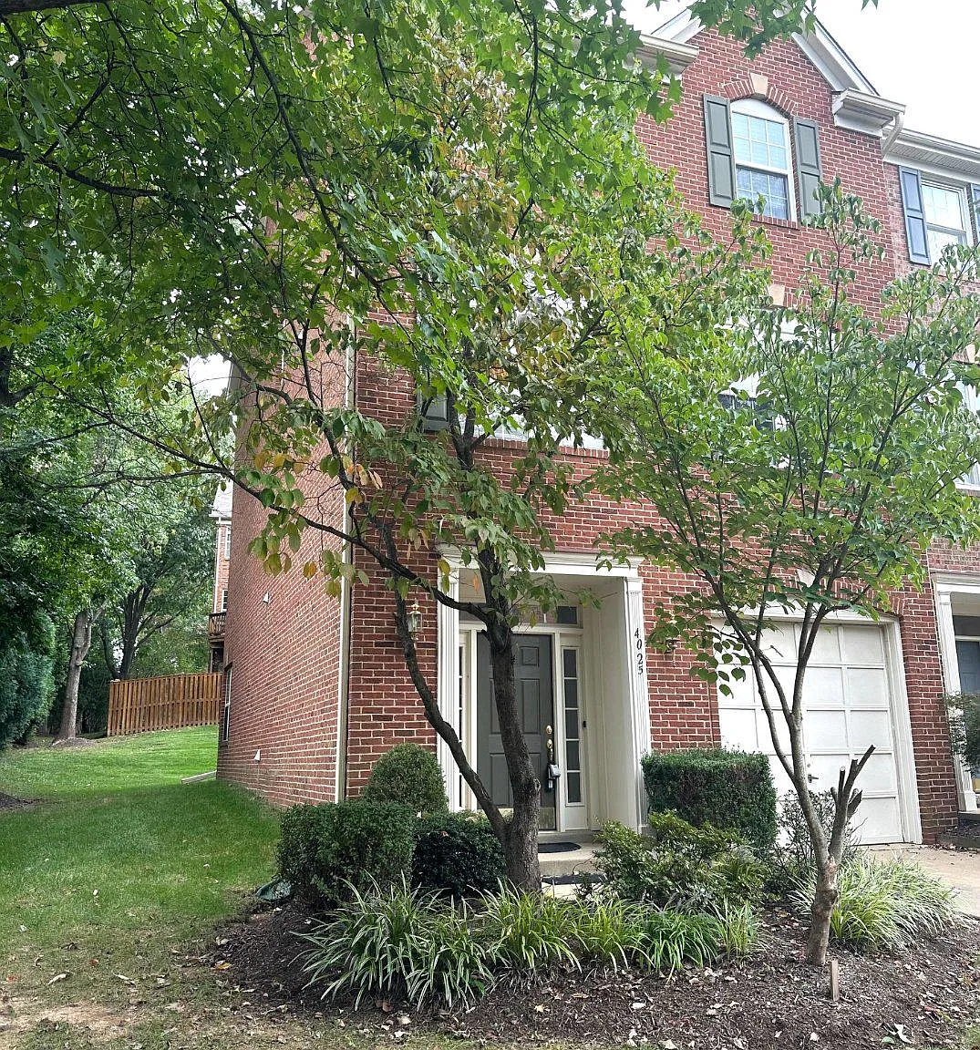 3 bed, 4.0 bath, 2200 sqft, $3,400 — Photo 2