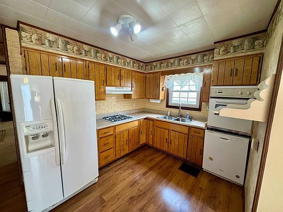3rd image of 203 Spring St