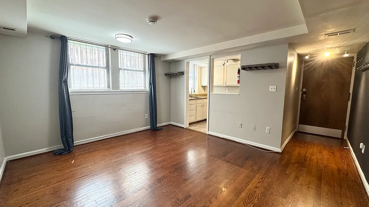Building Photo - 1661 Park Rd NW #B2