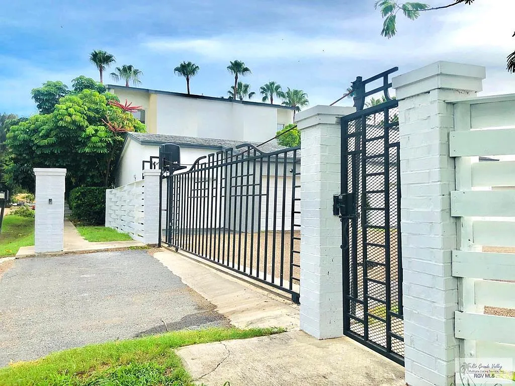 3 bed, 3.0 bath, 1850 sqft, $2,200 — Photo 3