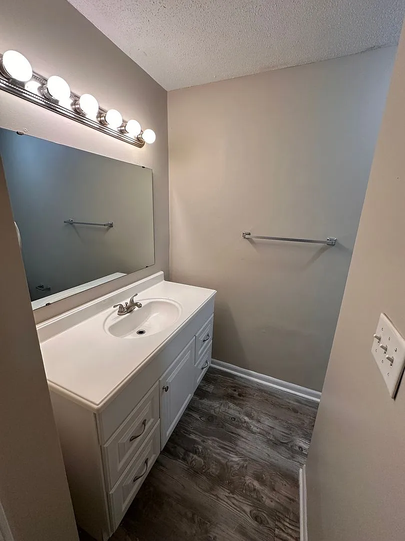 Amazing 3 bed 1.5 bath home in Lawrence Township — Photo 2