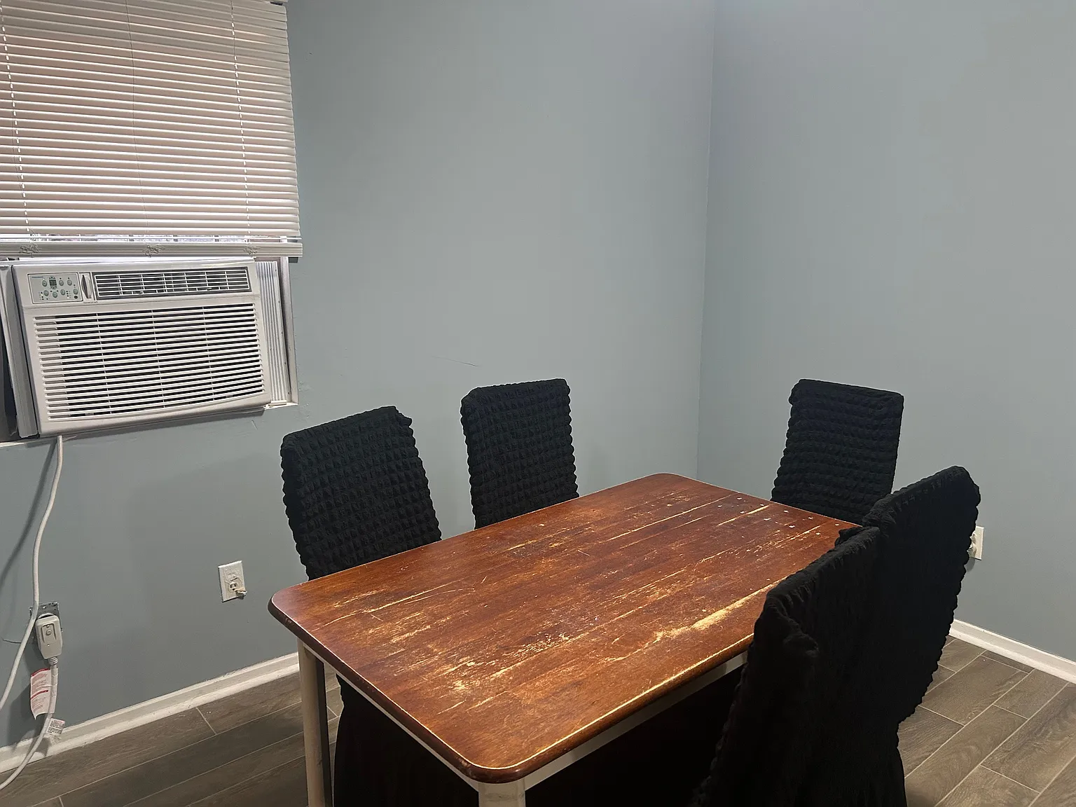 312 W Scott St — Photo 3
