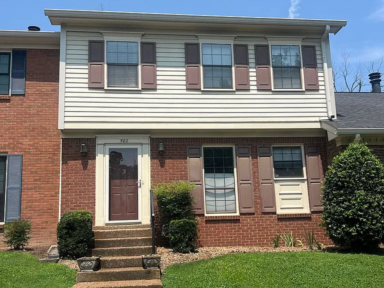 502 Brentwood Point — Photo 1