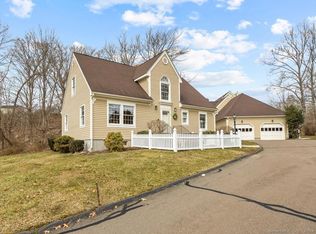 2 Yorkshire Ln UNIT 2, Branford, CT 06405