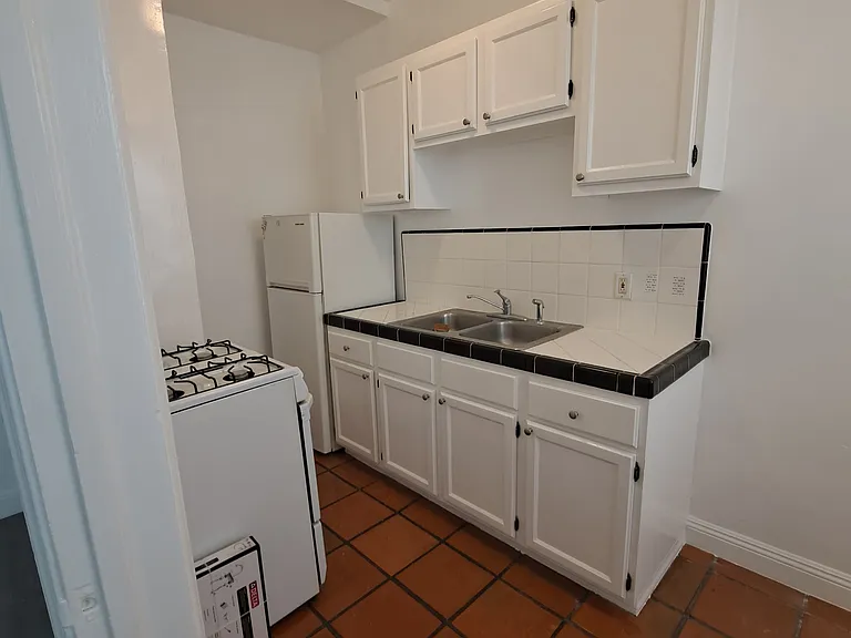 Hollywood Heritage Apartments — Photo 8