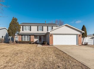 132 Warwick Dr, Glendale Heights, IL 60139