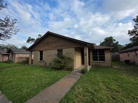 1615 Hazelwood St, Conroe, TX