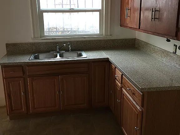 4th image of 2928 Kenwood Ave