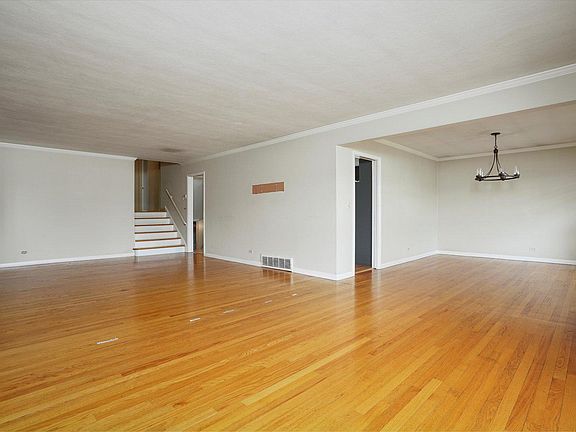 5th image of 10616 Newbury St