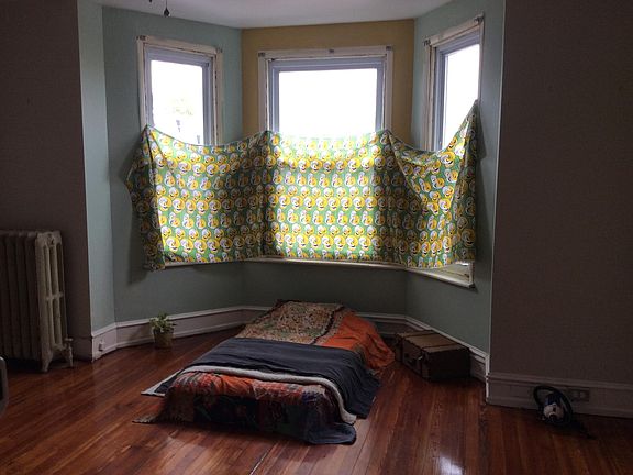 Front bedroom.bay window.